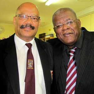 Links is Gansbaai Academia se skoolhoof, mnr Tommy Wilson saam met prof Jonathan Jansen van die Universiteit van die Oranje-Vrystaat wat die skool besoek het. (Foto's: Liezel Mostert)